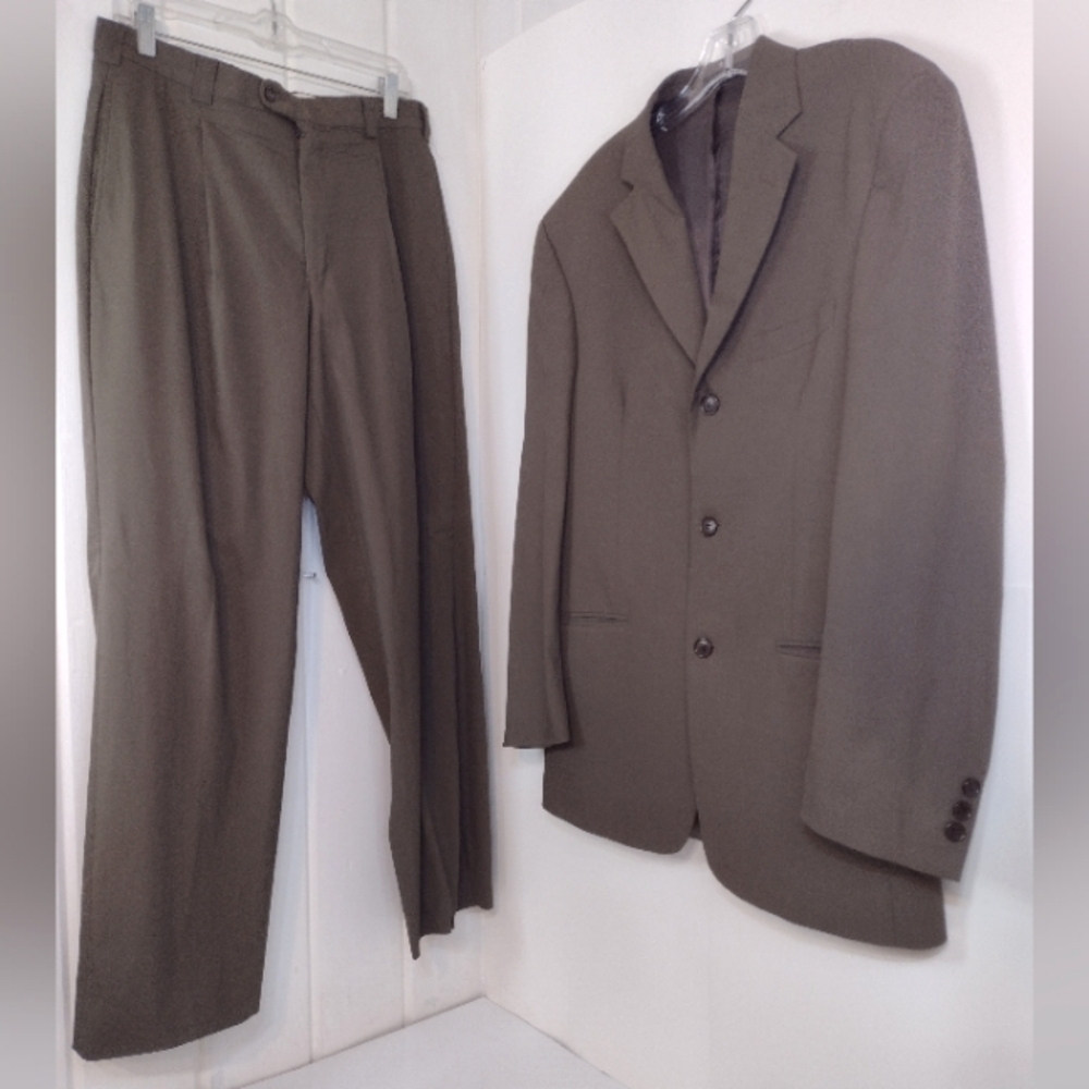 J.Ferrar men's classic suit size (38)R.